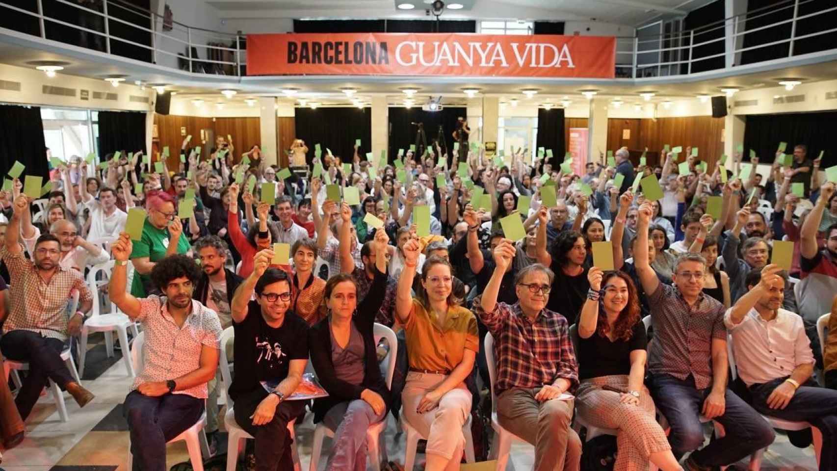 Votación a mano alzada de las bases de Barcelona en Comú para que Colau repita como alcaldesa / BeC