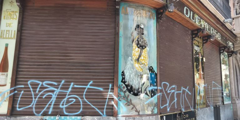 Fachada vandalizada de Queviures Múrria de Barcelona 