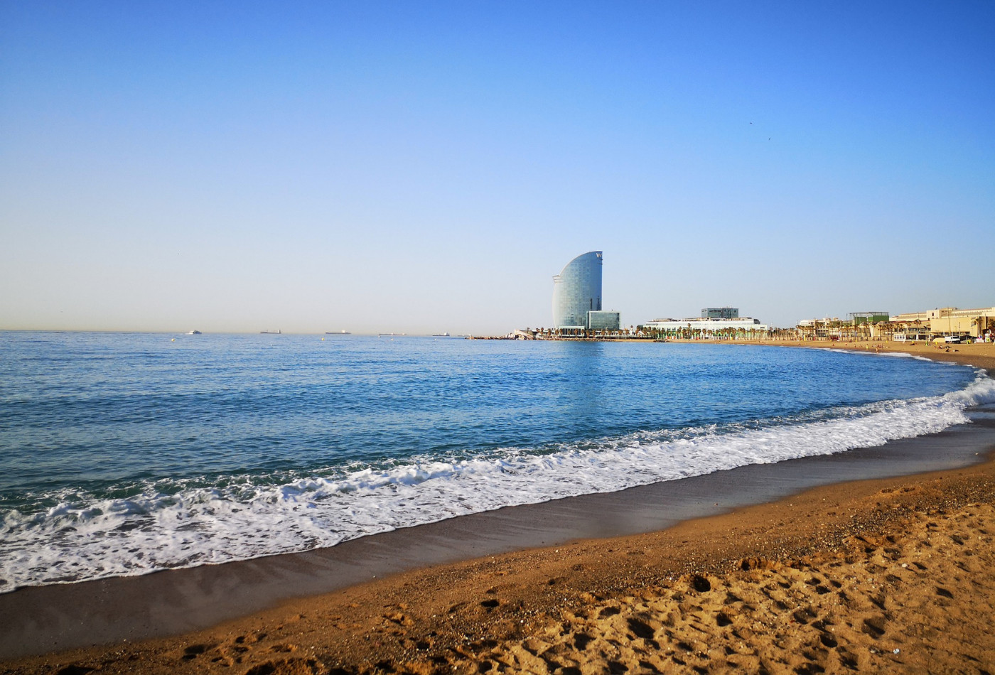 Playa de la Barceloneta, una de las más concurridas durante la temporada de baño en Barcelona