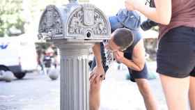Un chico bebe agua de una fuente de Barcelona en una imagen de archivo / EUROPA PRESS