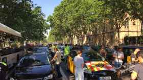 Taxistas cortan la Gran Via a la altura de la plaza de la Universitat / METRÓPOLI - RP