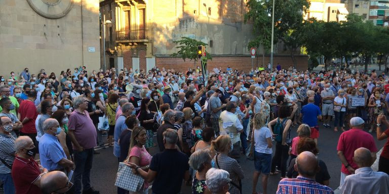 Protesta vecinal contra el puerta a puerta en Sant Andreu / METRÓPOLI