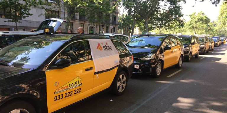 Taxis en la Gran Via / METRÓPOLI - RP