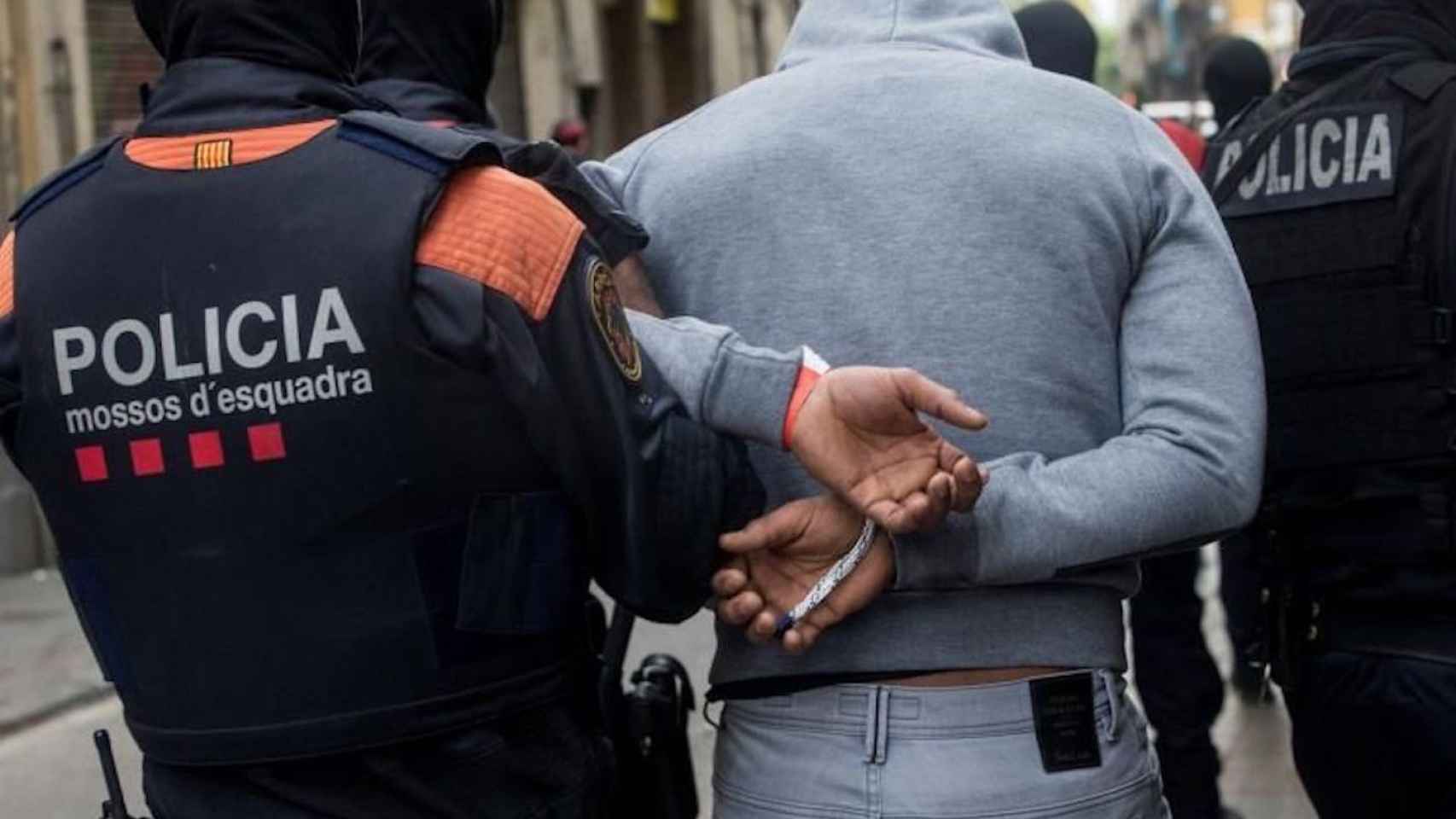 Los Mossos d'Esquadra con un detenido en Barcelona / EFE