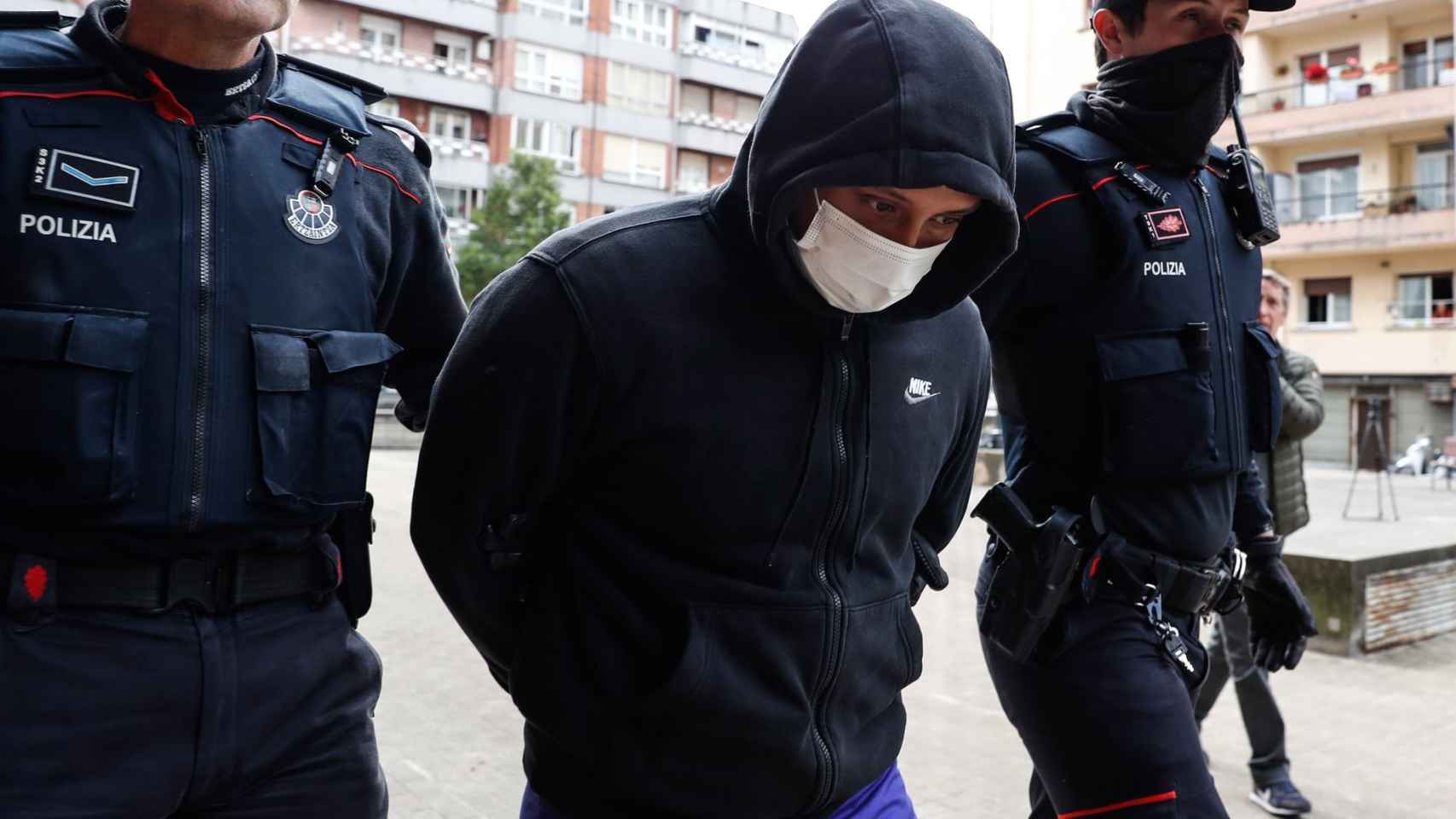 Agentes de la Ertzaintza trasladan al detenido por su presunta vinculación con los asesinatos de Bilbao / EFE - Juan Herrero