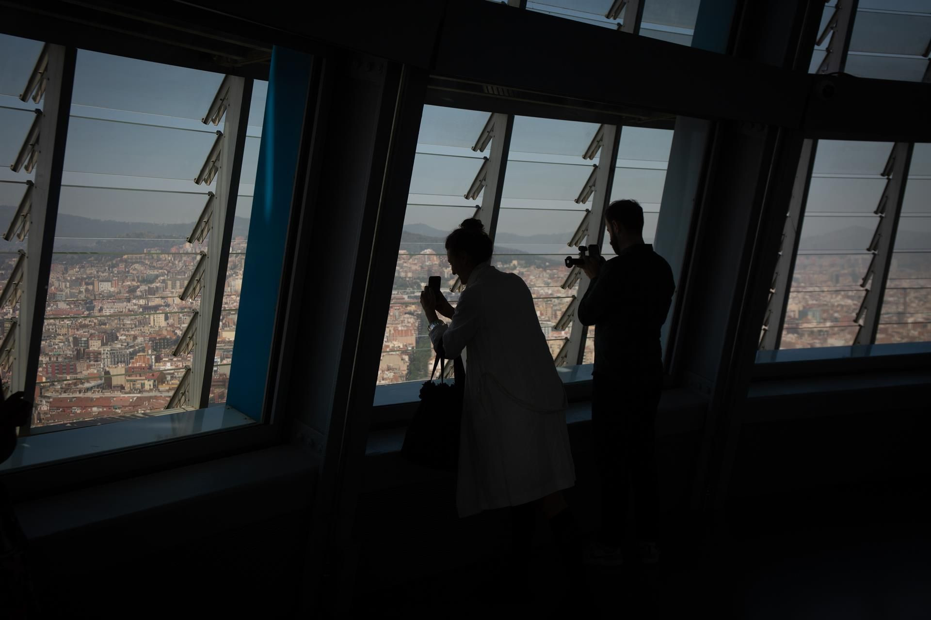 Dos personas en el interior del mirador de la Torre Glòries de Barcelona, a 17 de mayo de 2022 / EUROPA PRESS