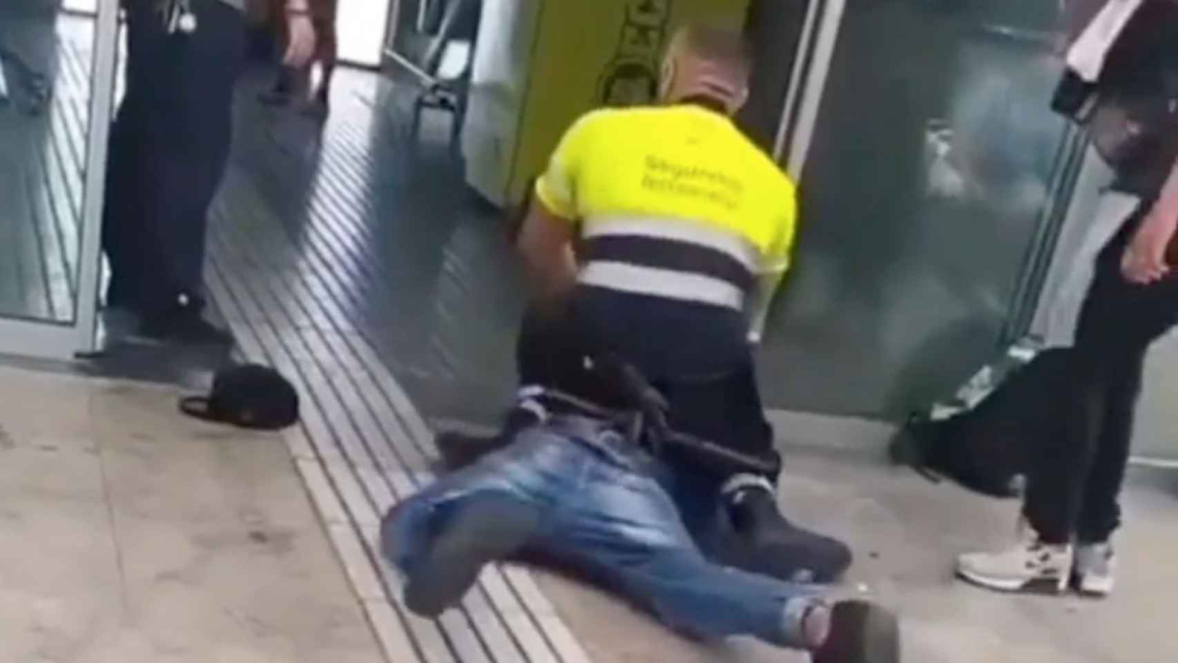 Un vigilante reduce a un hombre que intentó colarse y amenazó a una trabajadora de Ferrocarrils / CEDIDA