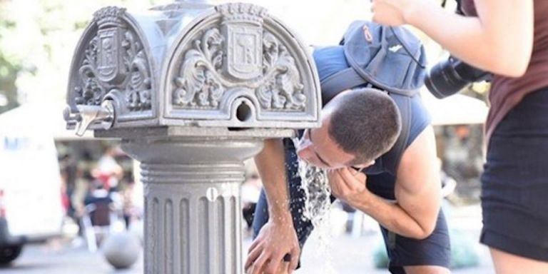 Un joven se refresca en una fuente de Barcelona / EUROPA PRESS