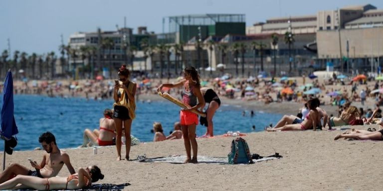 Bañistas en una playa de Barcelona / EFE