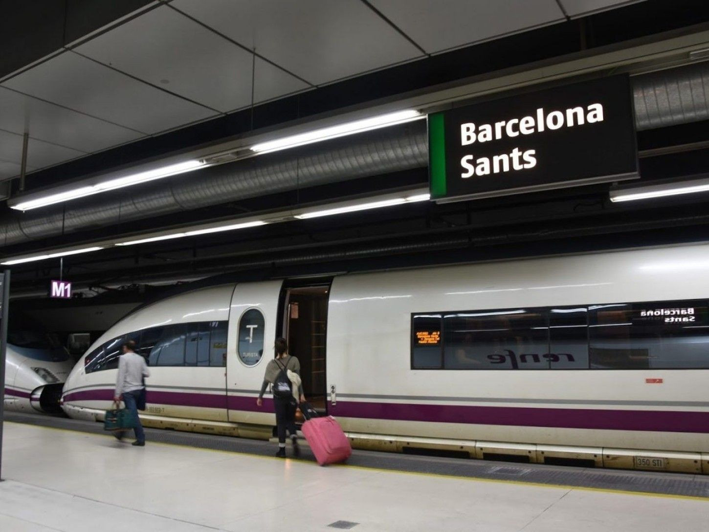 Un AVE en la estación de Sants de Barcelona / EUROPA PRESS
