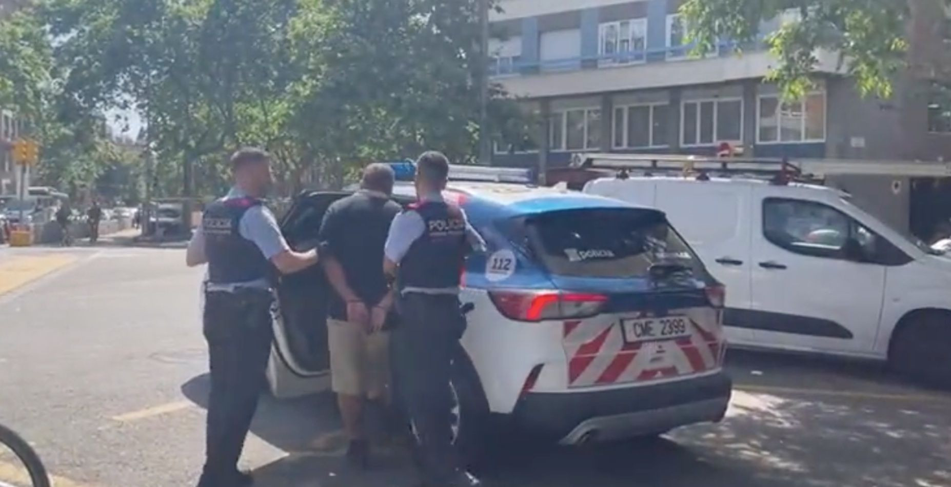Agentes de los Mossos con uno de los detenidos por el intento de robo de mochilas con material por valor de 5.000 euros / MOSSOS