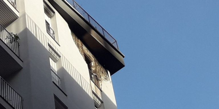 La ventana del piso de Barcelona incendiado, totalmente calcinada / BOMBERS DE BARCELONA