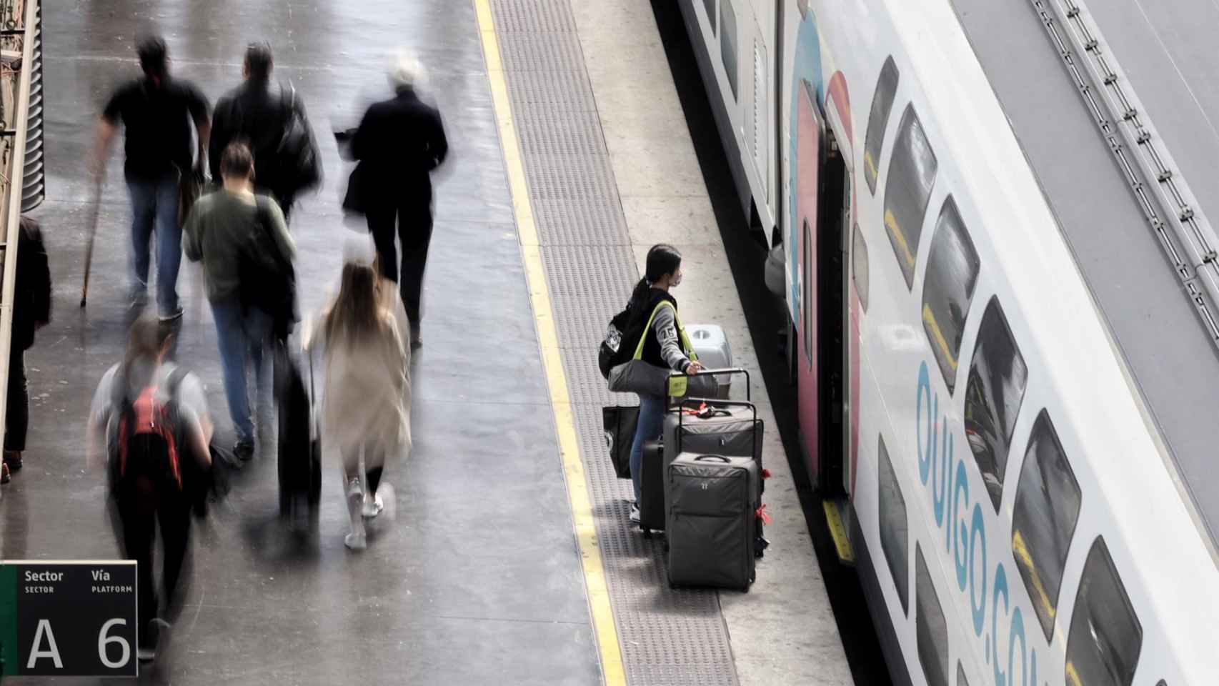 Una pasajera sube a un tren de Ouigo Barcelona-Madrid / EUROPA PRESS