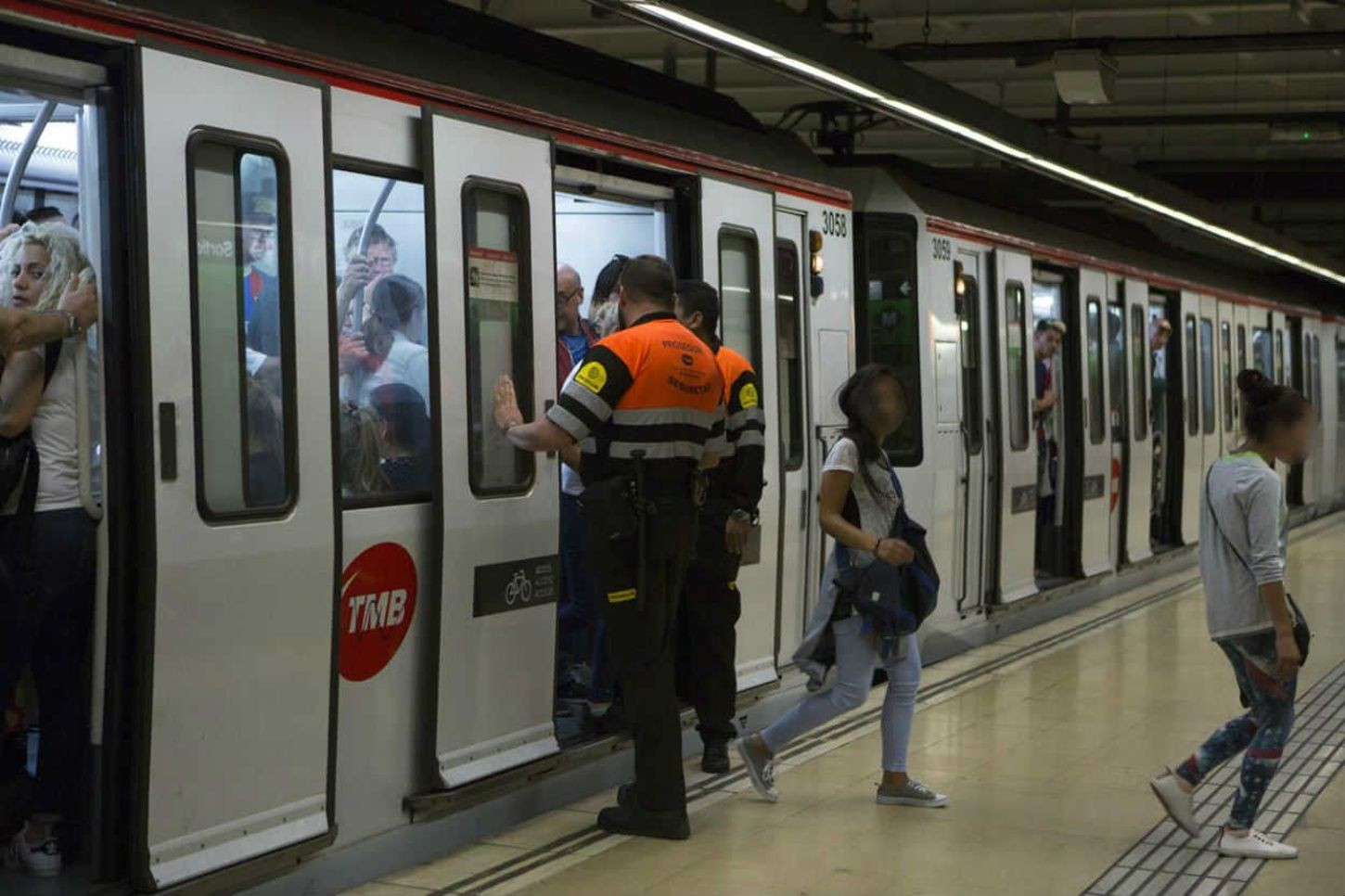 Vigilantes en el metro de Barcelona / ARCHIVO