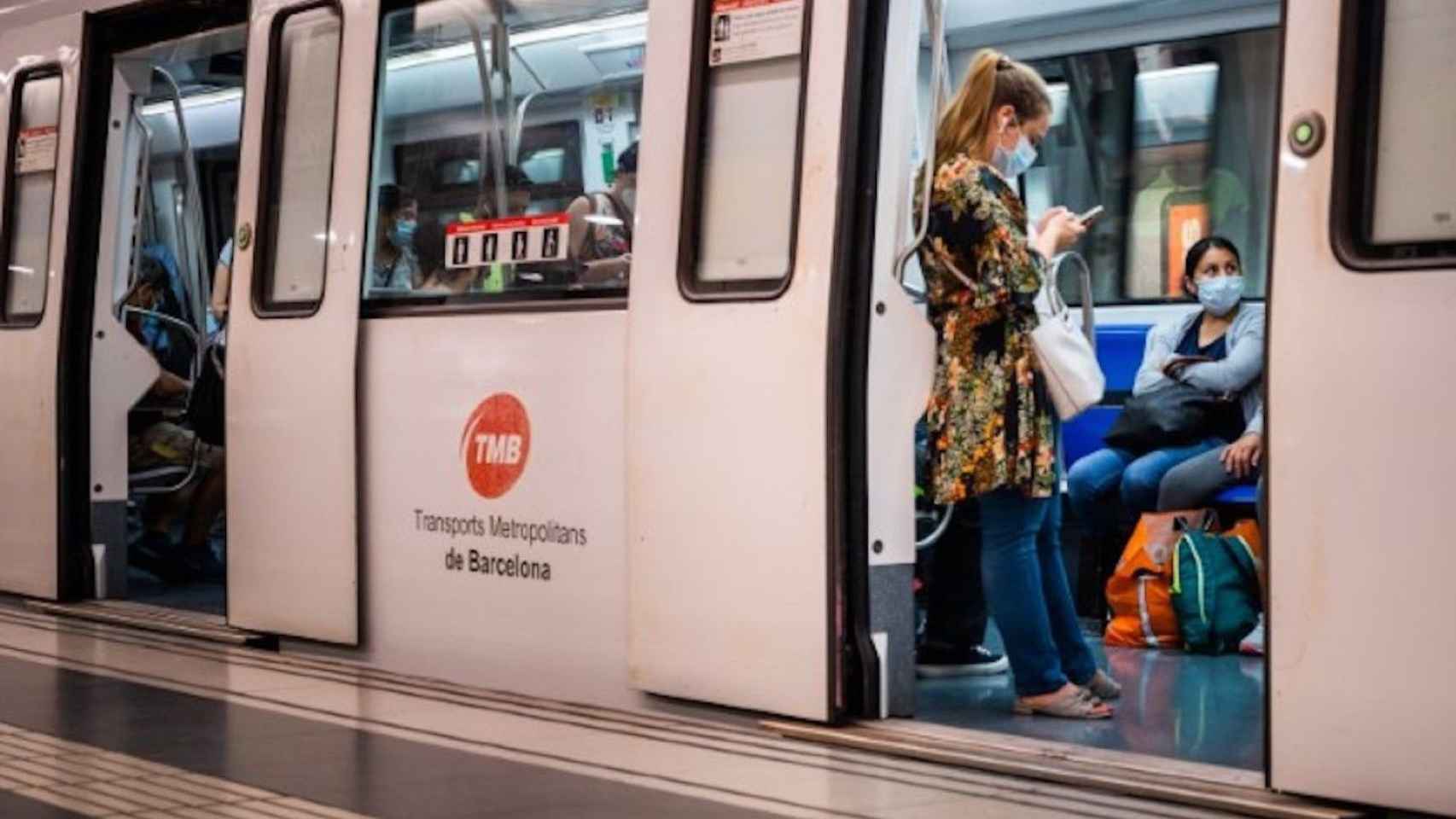 Imagen del metro de Barcelona durante la pandemia del coronavirus / TMB