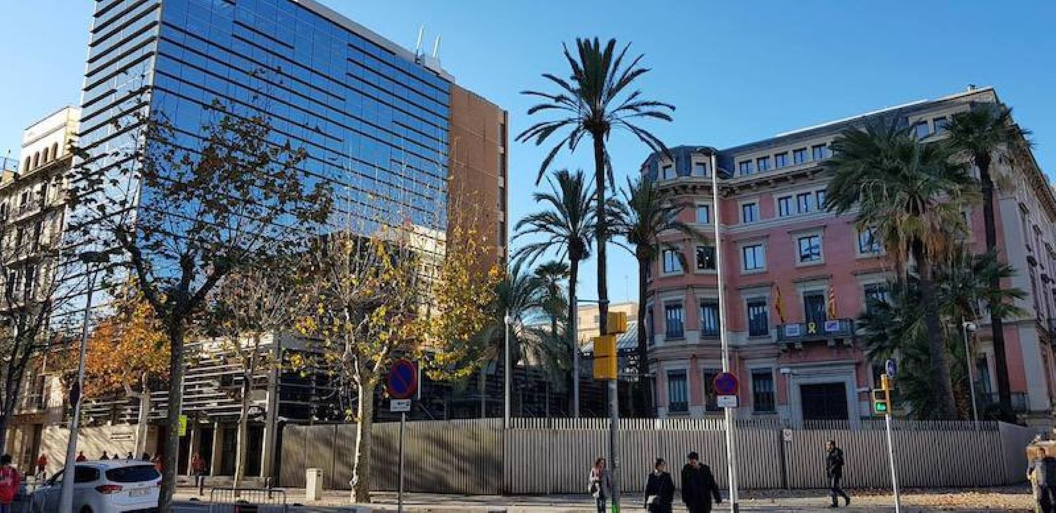 Departamento de Interior de la Generalitat, en Barcelona, organismo al que pertenecía el médico que presuntamente abusó de las mossos / ARCHIVO