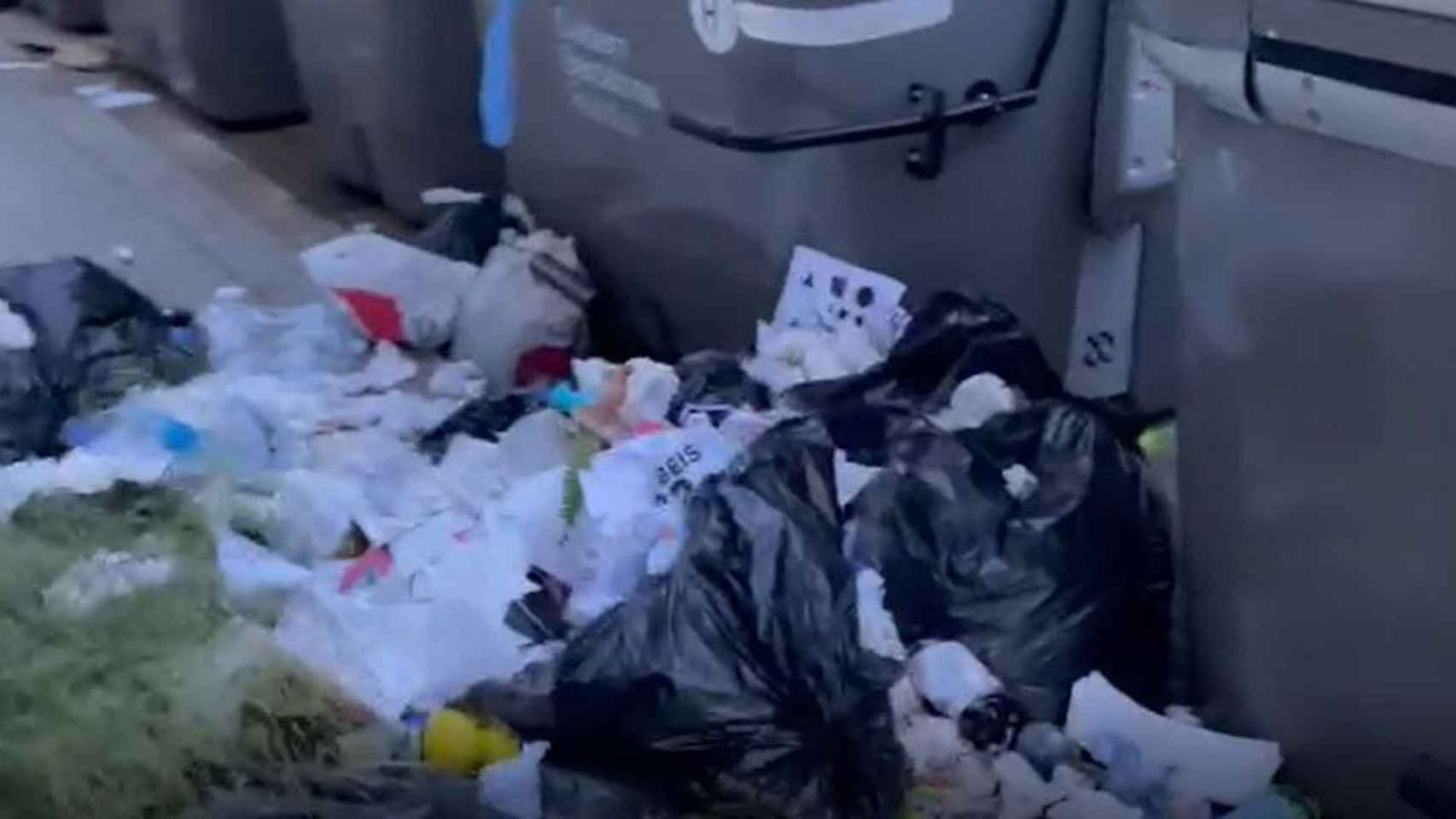 Contenedores en Barcelona desbordados de bolsas de basura / METRÓPOLI