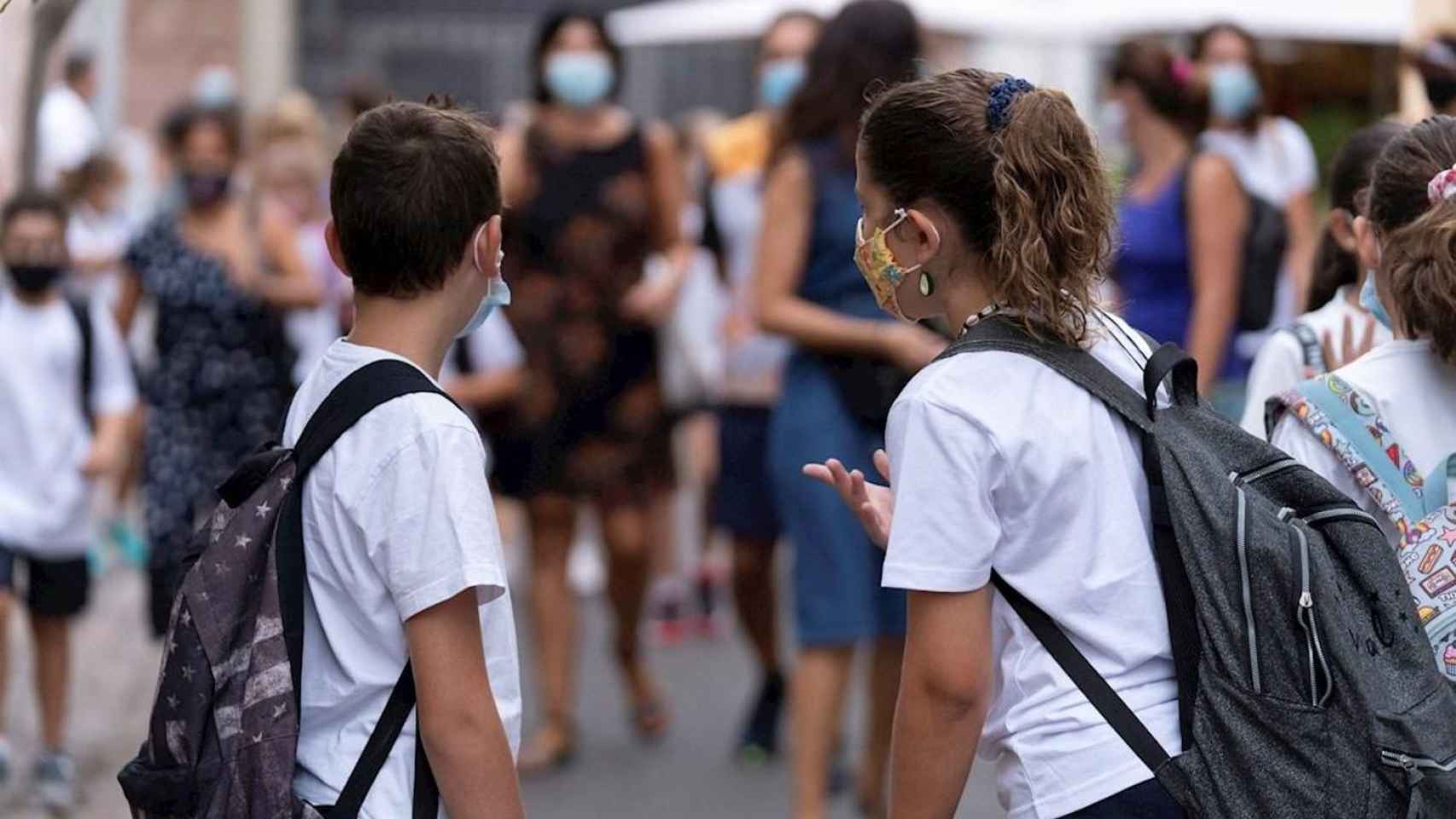 Dos alumnos en la entrada de un colegio de Barcelona / EFE