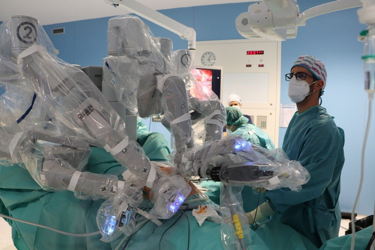El cirujano controla el robot Da Vinci en una imagen de archivo / QUIRÓNSALUD