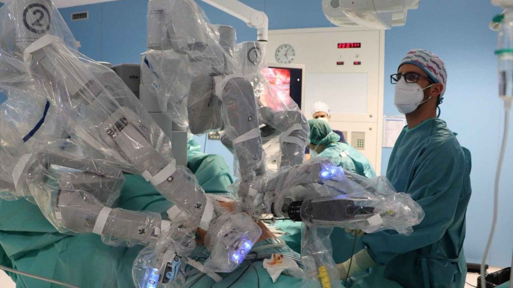 El cirujano controla el robot Da Vinci durante una intervención quirúrgica: la cirugía robótica es más precisa y segura / QUIRÓNSALUD