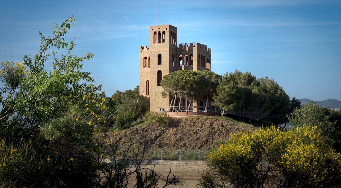 El castillo de Torre Baró, en la carretera alta de Les Roquetes / INMA SANTOS