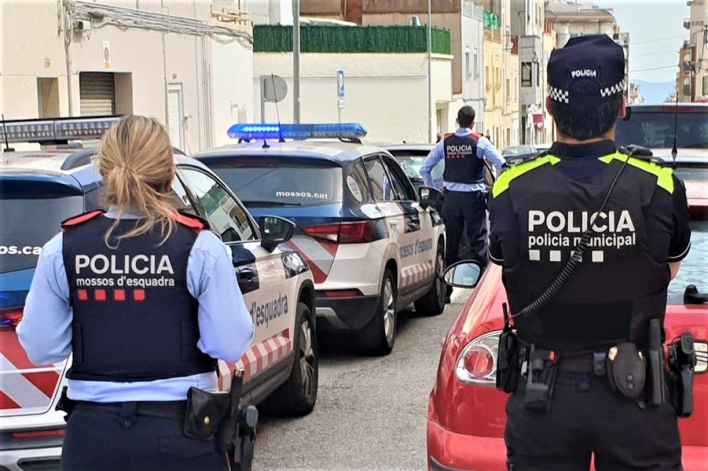 Agentes de Mossos y de la policía local de Terrassa durante una detención / ARCHIVO