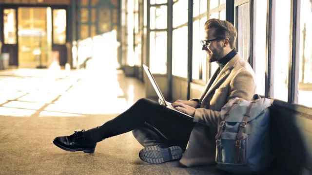 Un hombre realiza una videoconferencia con su portátil / PEXELS