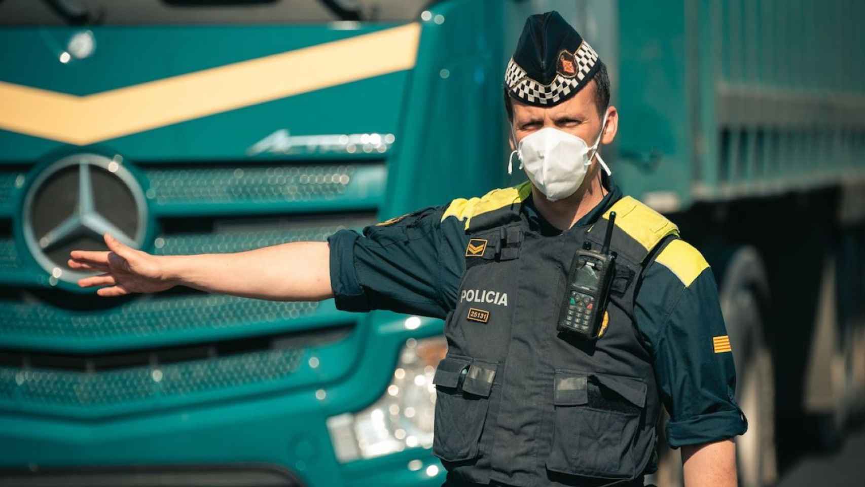 Un guardia urbano con mascarilla en Barcelona / TWITTER GUARDIA URBANA