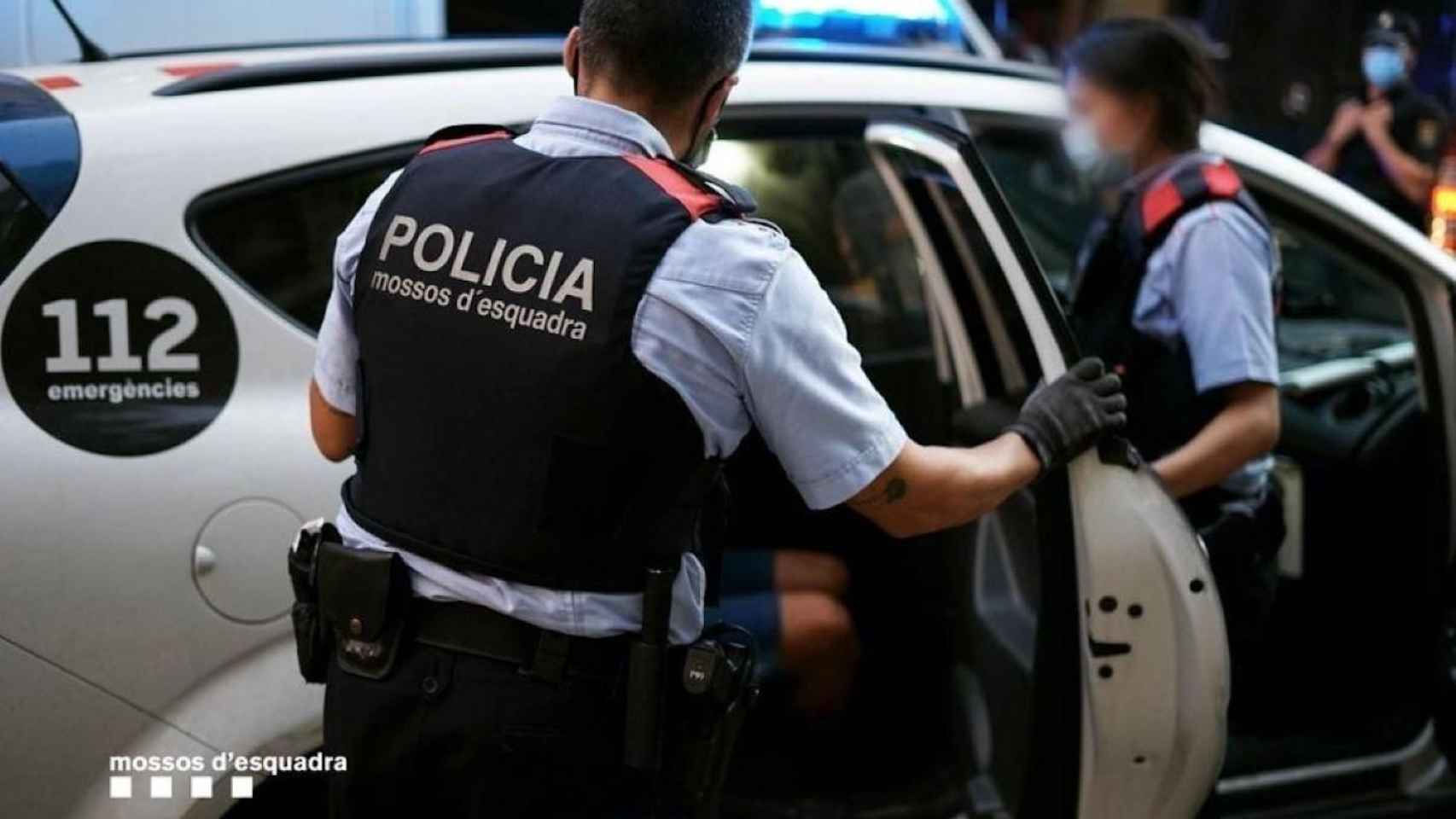 Agentes deteniendo a un ladrón en Barcelona / MOSSOS D'ESQUADRA