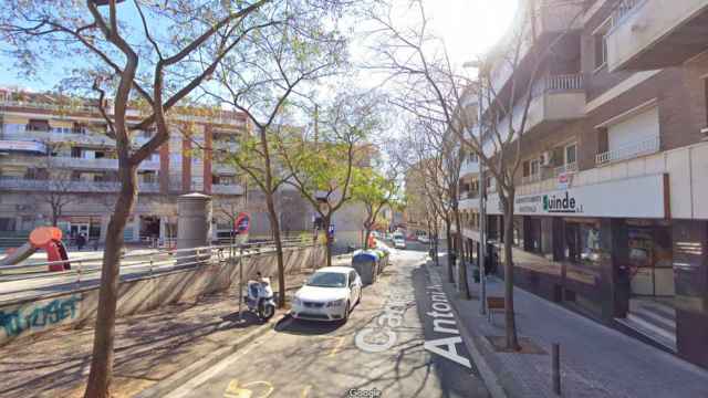 Calle de Badalona en la que se produjo la detención de un hombre que había quedado atrapado en el lavabo de un bar / GOOGLE MAPS