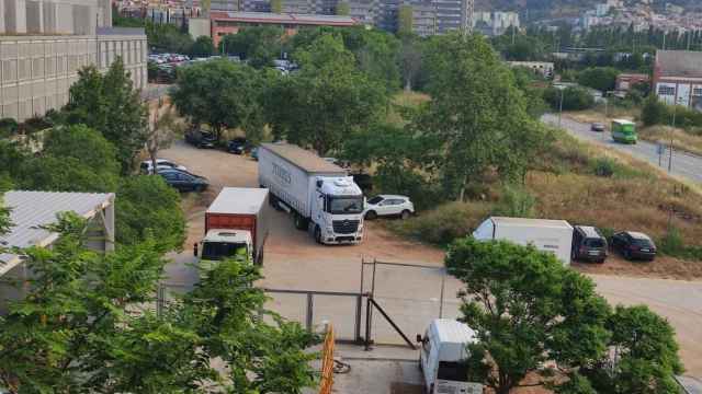 Camiones aparcados en el parque del Rec Comtal de Sant Andreu, que se ha convertido en un parking / CEDIDA