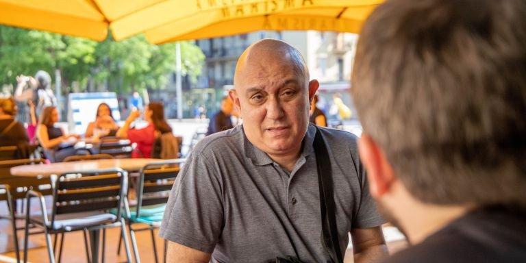 Manel Martínez conversa con Metrópoli enfrente del mercado de la Barceloneta / GALA ESPÍN