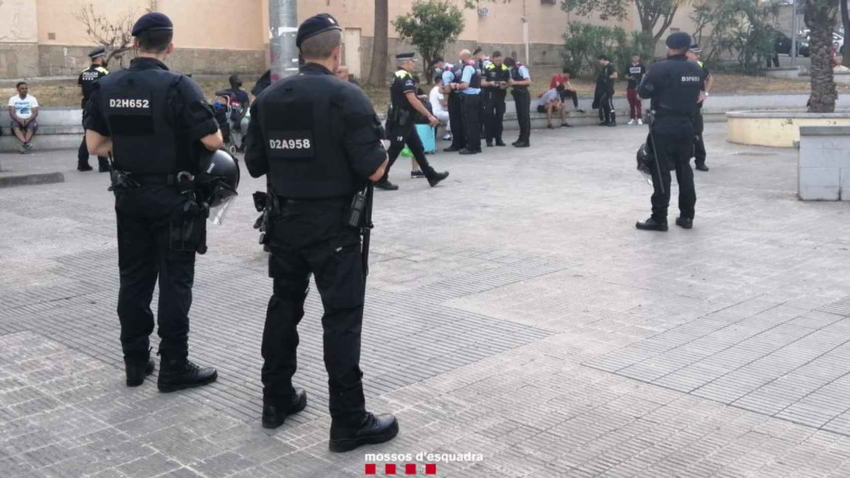 Operativo policial en L'Hospitalet de Llobregat / MOSSOS D'ESQUADRA