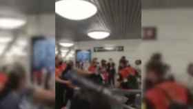 Captura de pantalla del vídeo de la agresión a un vigilante del metro / METRÓPOLI