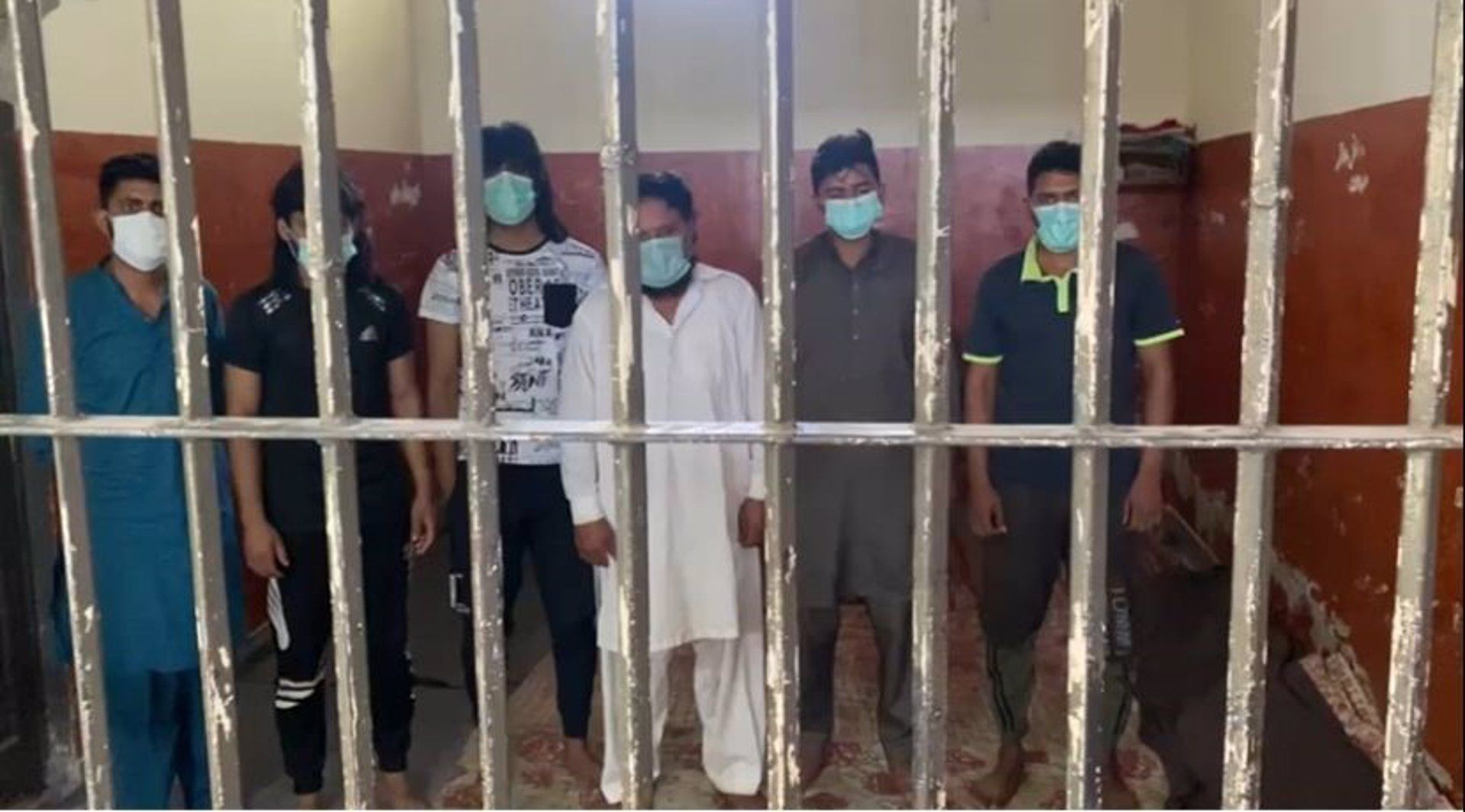 Imagen de los seis detenidos por su presunta relación con el asesinato de dos hermanas en Pakistán / POLICÍA OFICIAL DE PUNJAB