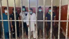 Imagen de los seis detenidos por su presunta relación con el asesinato de dos hermanas en el Pakistán - POLICÍA OFICIAL DE PUNJAB