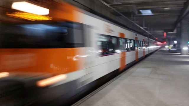 Un tren de Rodalies, donde este lunes empiezan nuevas obras, en un andén de Barcelona