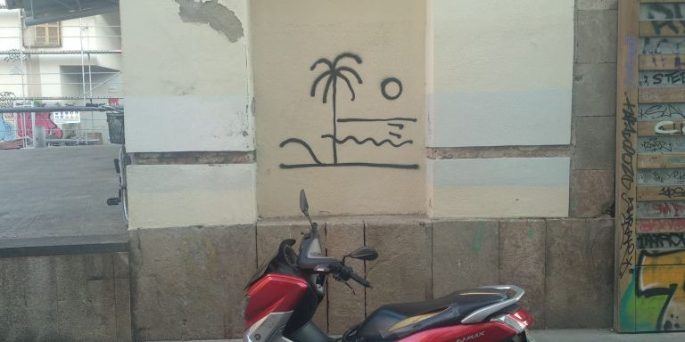 Otro grafiti y parte de una pared desconchada en Santa Caterina / METRÓPOLI - JS