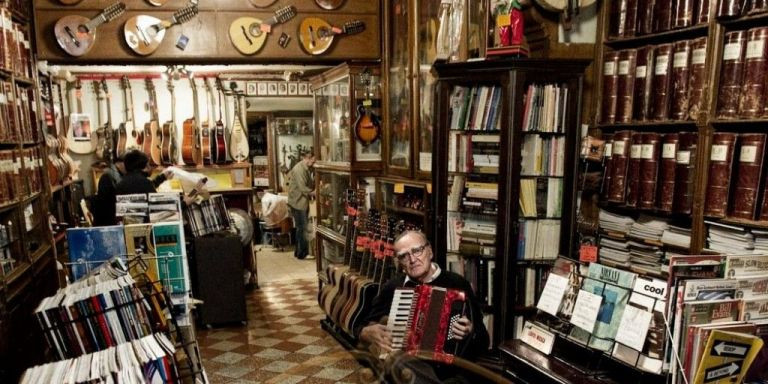 Interior del histórico comercio Musical Emporium de Barcelona