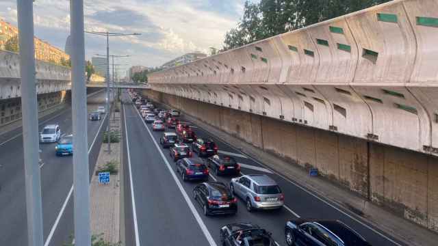 Cola de vehículos debido al corte de la autopista C-31 en Badalona / METRÓPOLI