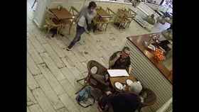 El ladrón captado por las cámaras de seguridad de la cafetería barcelonesa