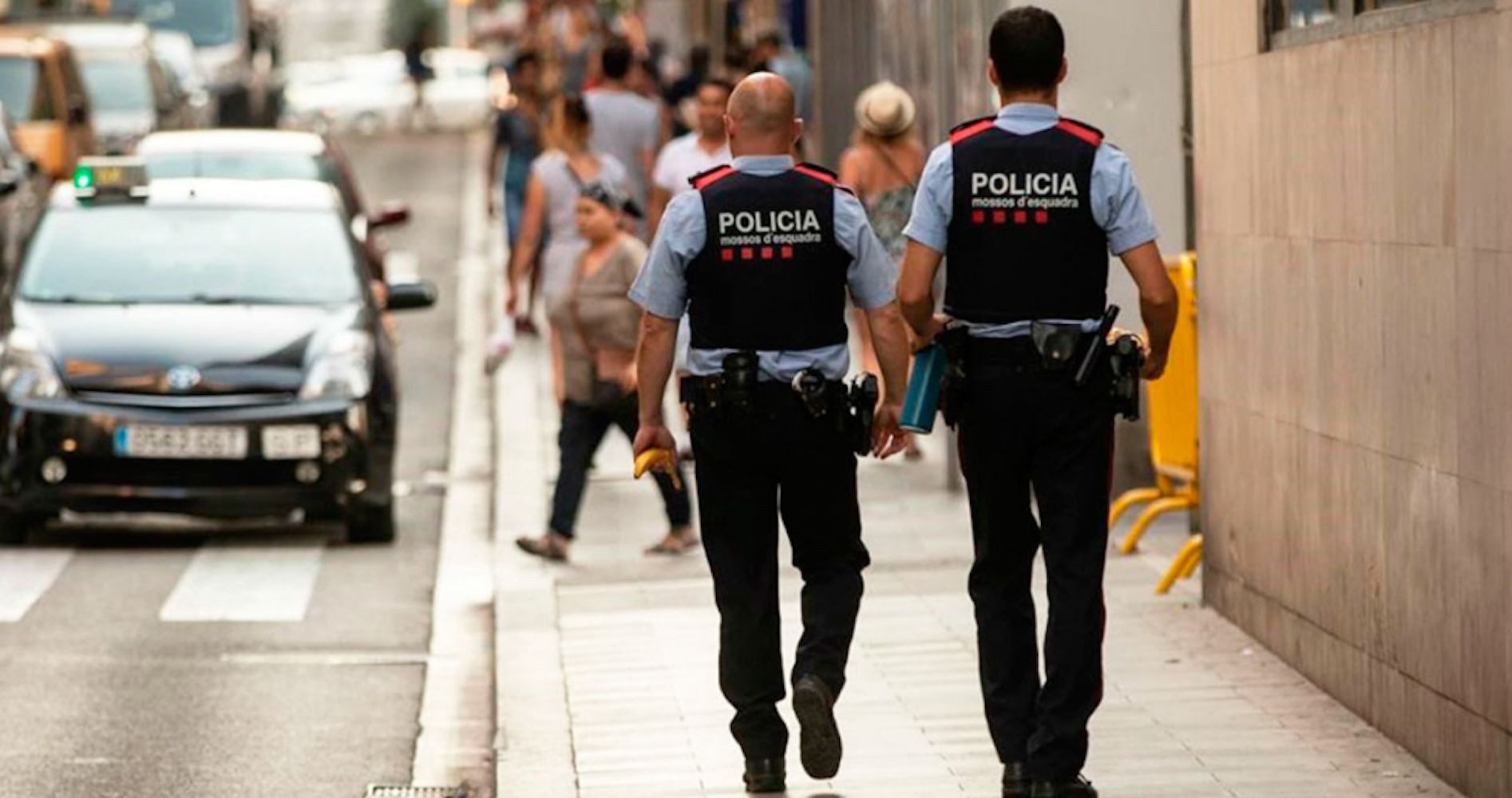 Dos agentes de los Mossos, patrullando en las calles de Barcelona / Cedida