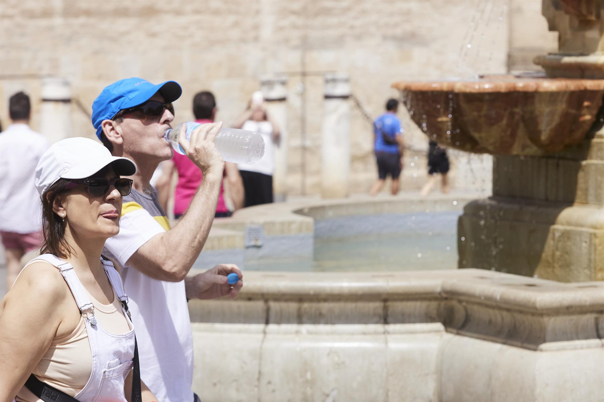 Un hombre bebe agua para combatir el calor en Barcelona / EUROPA PRESS