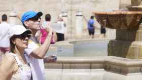 Un hombre bebe agua para combatir el calor en Barcelona / EUROPA PRESS
