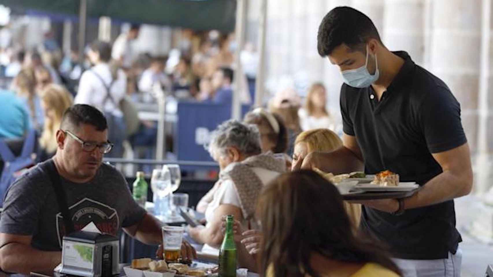 Camarero sirviendo en la mesa de un restaurante, un tipo de empresa que se podrá acoger a las ayudas a la contratación / ARCHIVO