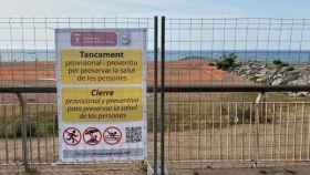 Carteles informativos en las vallas que prohíben el acceso a la playa de Sant Adrià / AIRENET