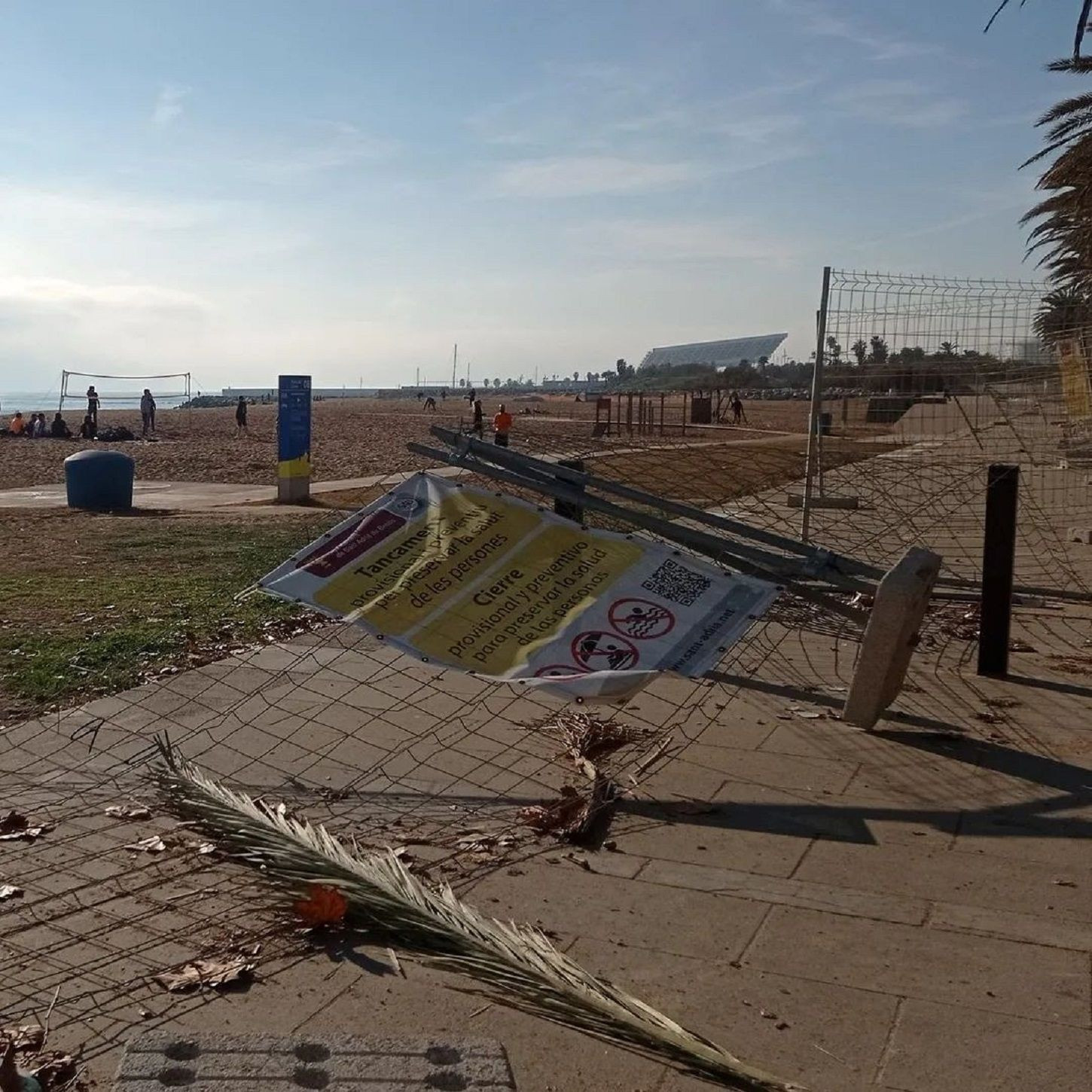 Las vallas derribadas de la playa de Sant Adrià / ERC SANT ADRIÀ