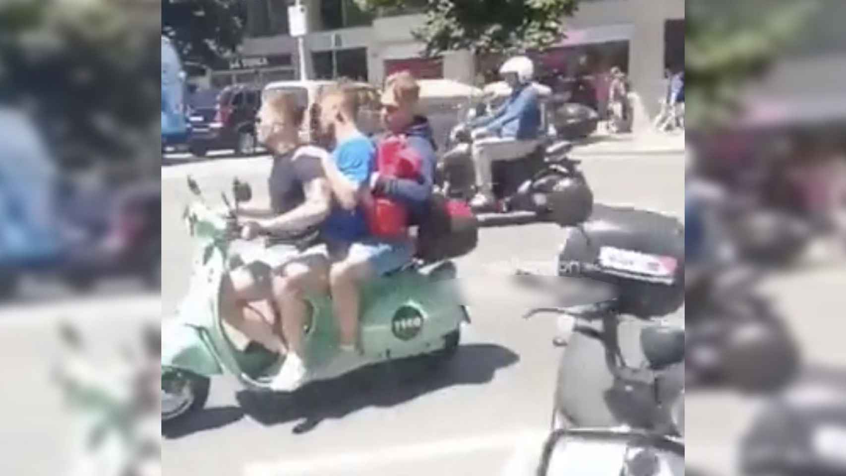 Los tres turistas circulando sin casco en una moto alquilada por el centro de Barcelona / TWITTER