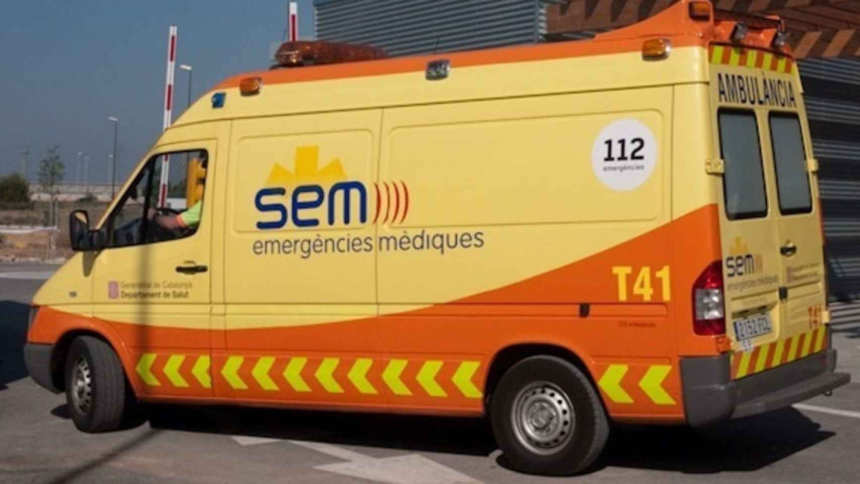 Ambulancia del Sistema d'Emergències Mèdiques, profesionales que han acudido tras el aviso del accidente laboral de un trabajador con una máquina / EUROPA PRESS