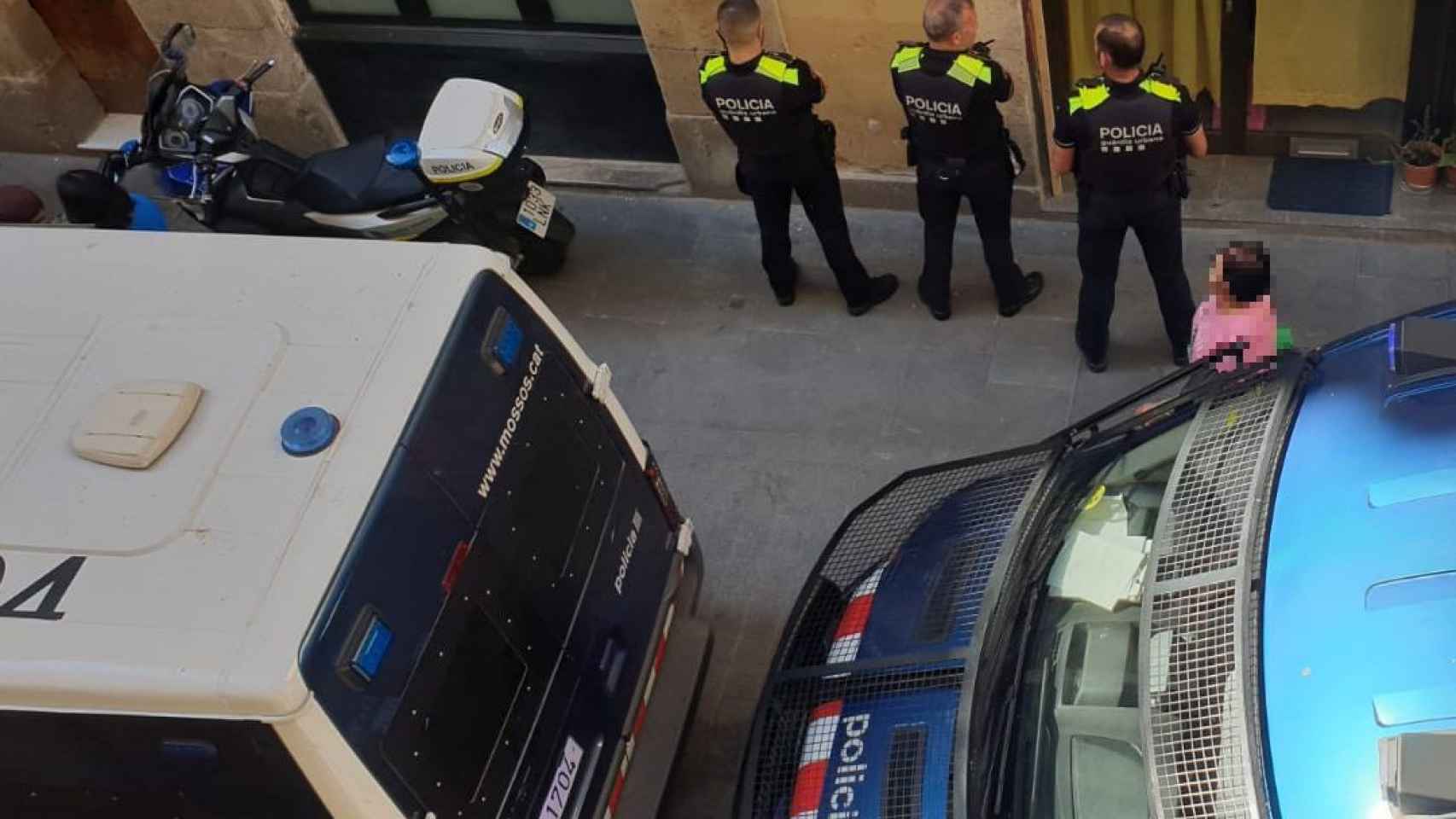 Agentes de la Guardia Urbana durante el operativo para desmantelar el punto de venta de droga en Ciutat Vella / TWITTER - @GUBBarcelona